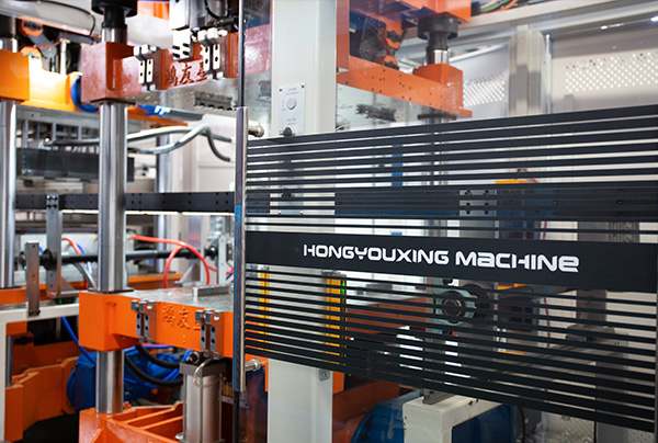 Thermoformiermaschine/Plastikbechermaschine